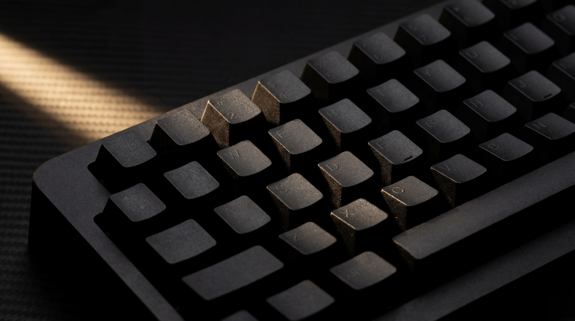 Teclado negro pulido con luz cálida