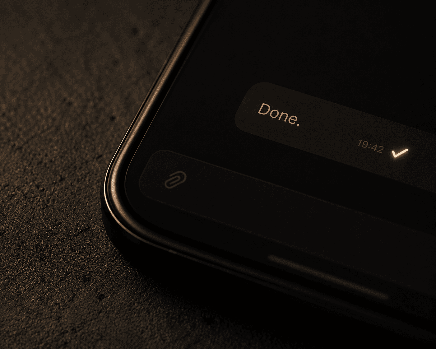 Móvil con interfaz de chat para representar atención conversacional