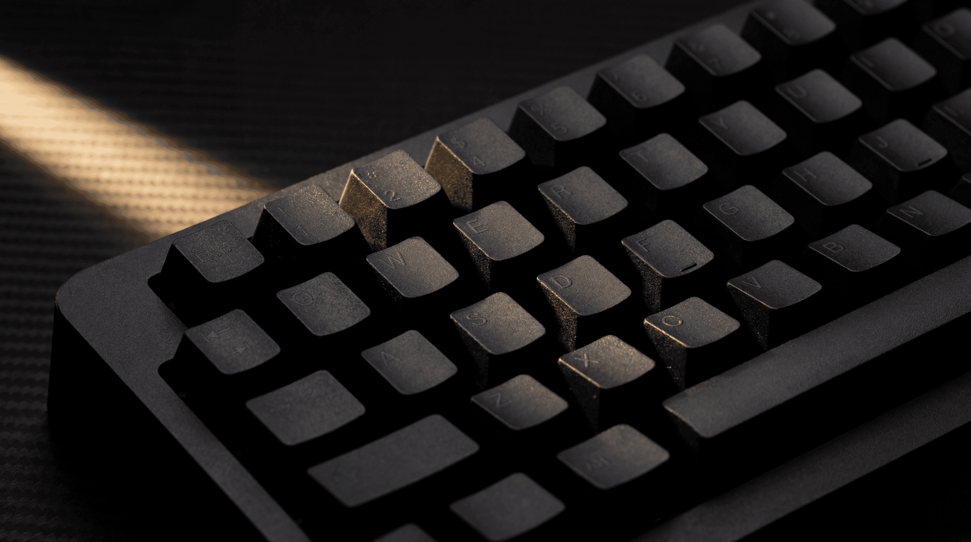 Teclado premium para representar desarrollo web y rendimiento